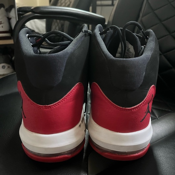 Men's Jordan Max Aura Black/Gym Red 9/10 - Picture 2 of 9